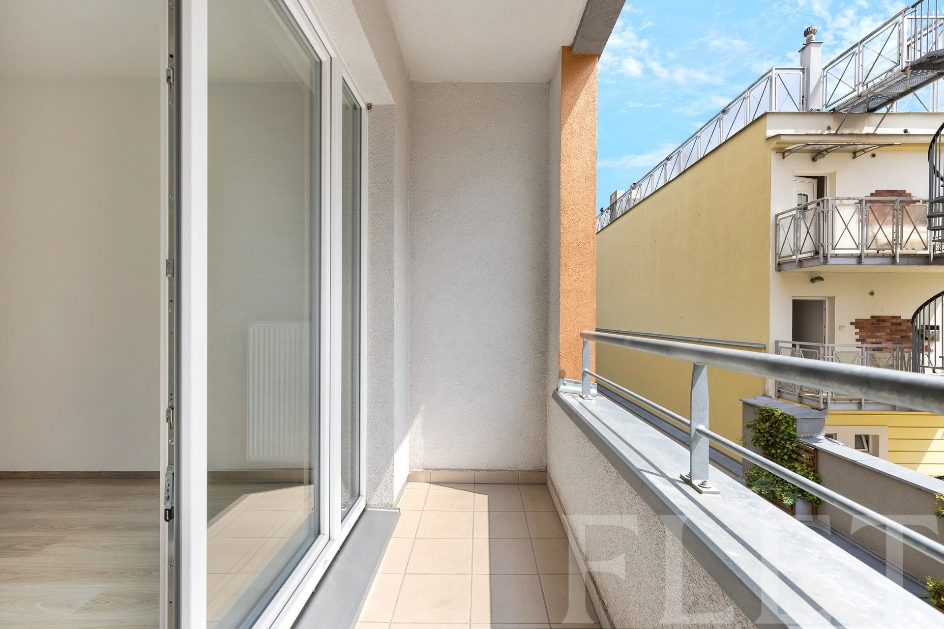 Pronájem byty 1+kk s lodžií, 30 m² - Petrohradská, Praha 10 - Vršovice