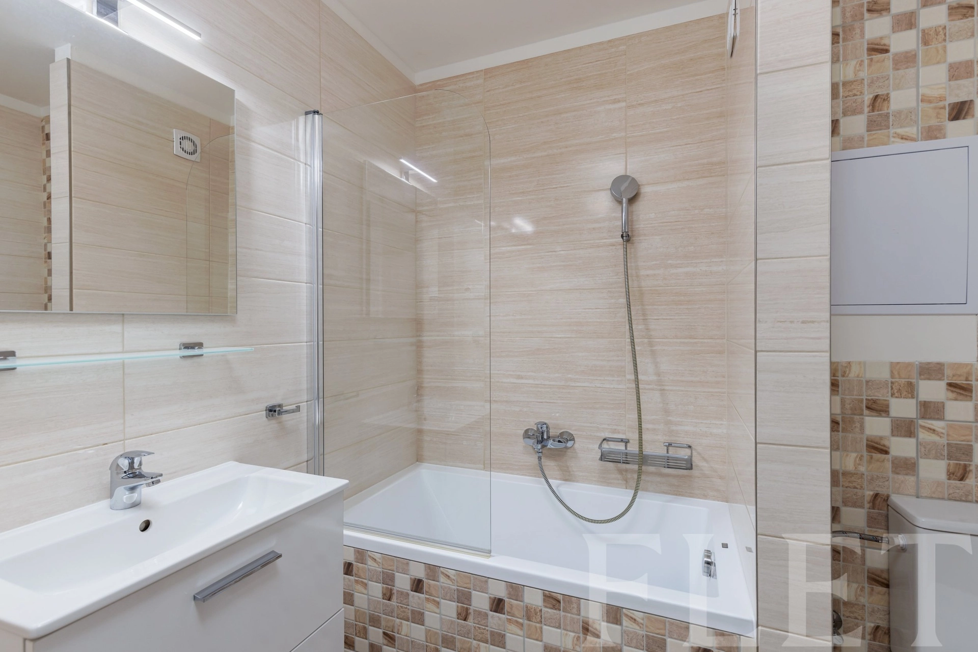 Pronájem bytu 2+kk 40 m² s balkónem a sklepem - Golfová, Praha 15 - Hostivař