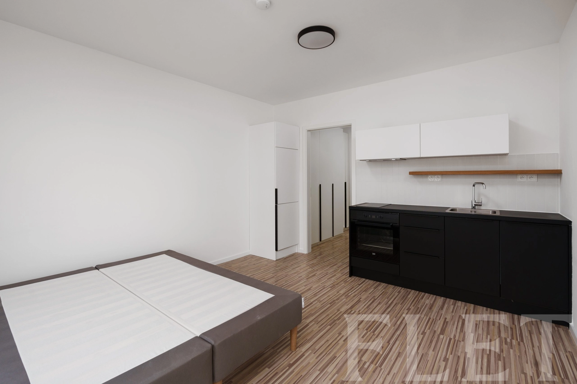 Pronájem bytu 1+kk 25 m², Novovysočanská, Praha 9 - Libeň