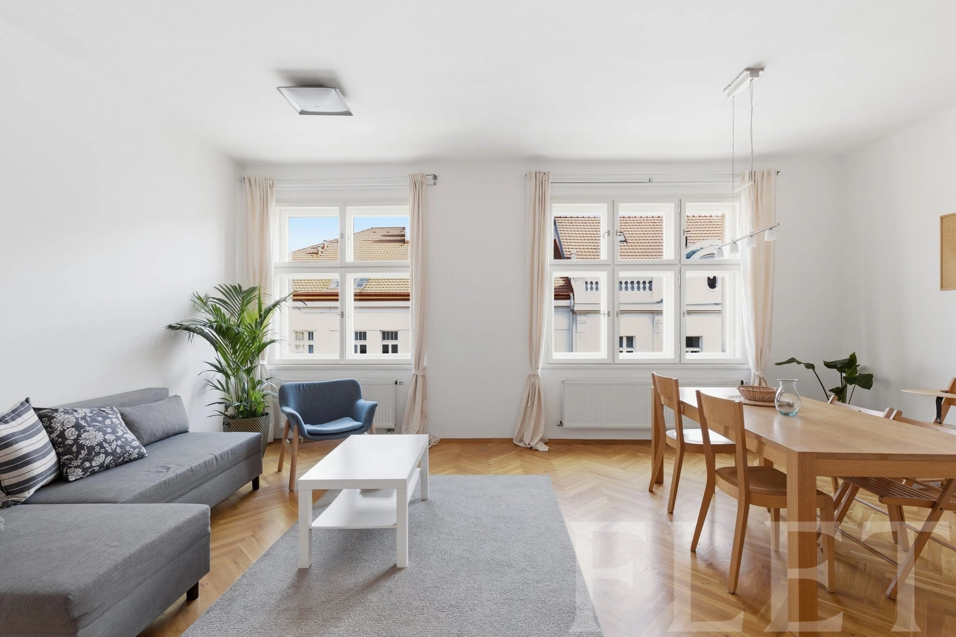 Vršovice v plném lesku: Velkorysých 93 m², výtah a dvě koupelny