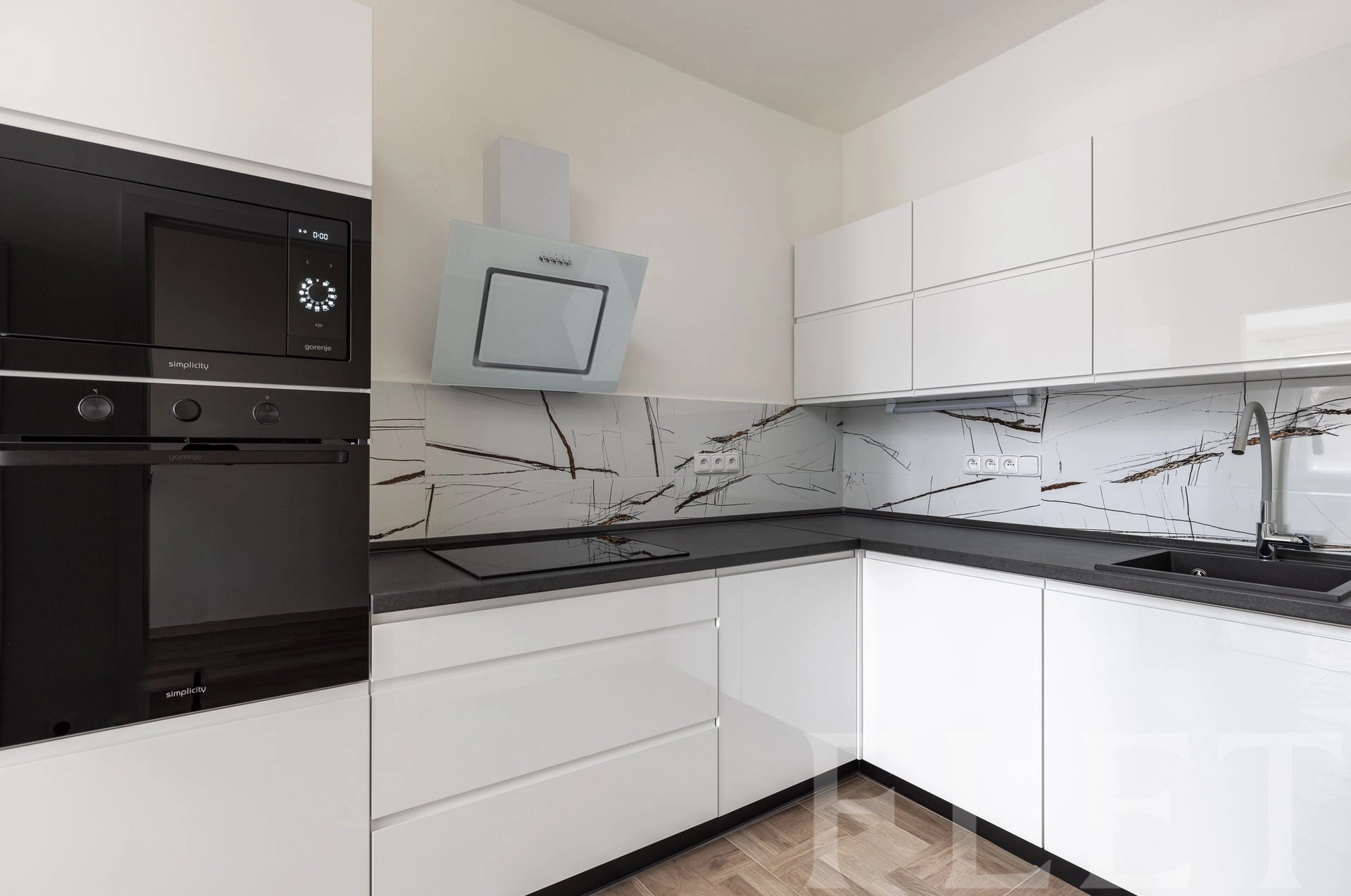 Pronájem, Byty 2+1, 74 m² s balkónem a garážovým stáním - Trojská, Praha 8 - Troja