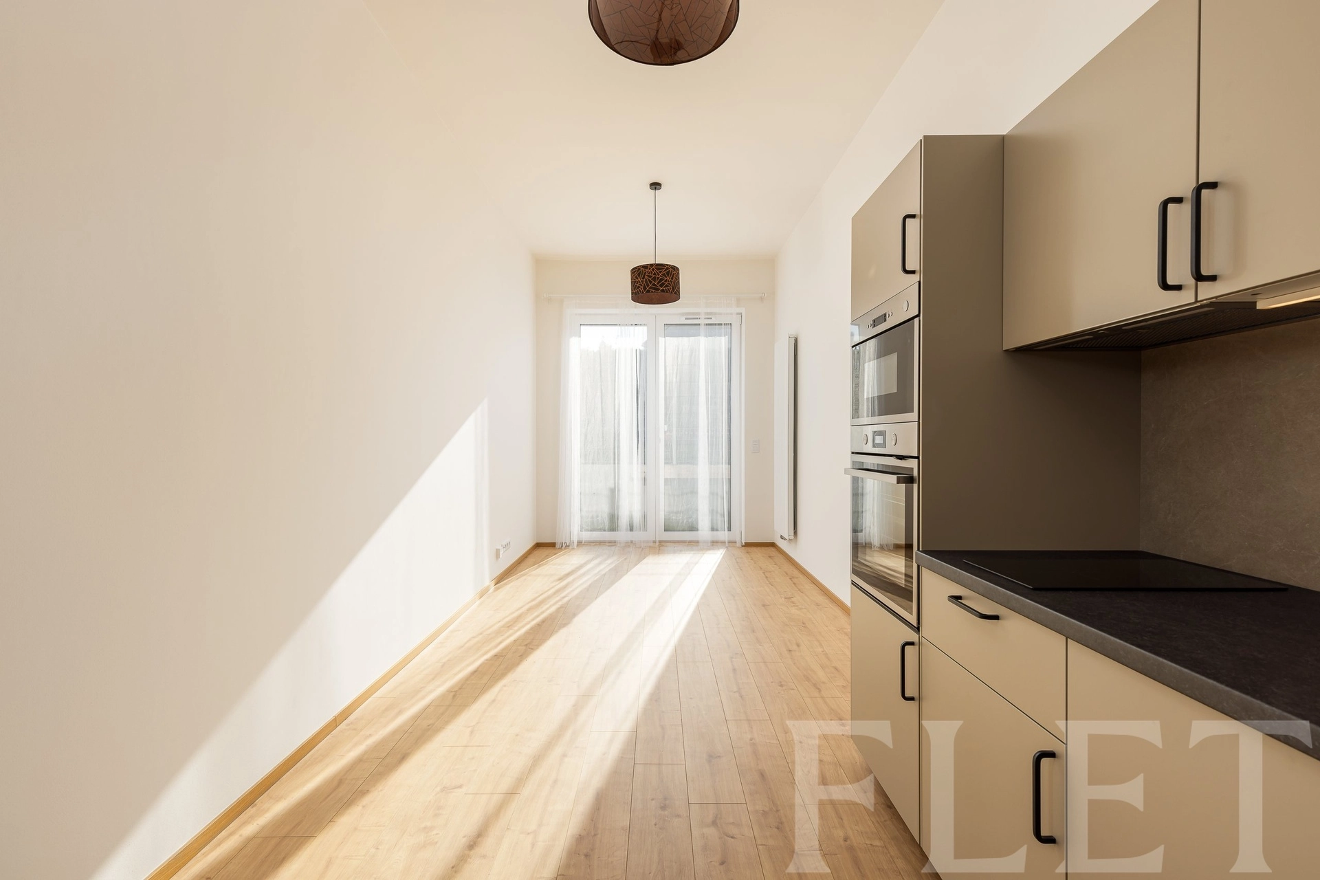 Pronájem bytu 1+kk 36 m² se zahrádkou a garážovým stáním, Českobrodská, Praha 14 - Hostavice
