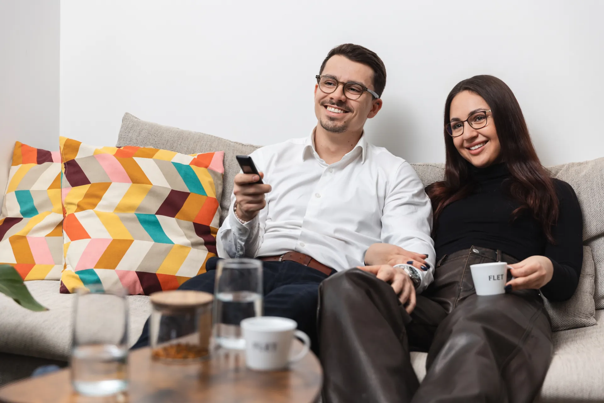 pár spokojených nájemníků na gauči