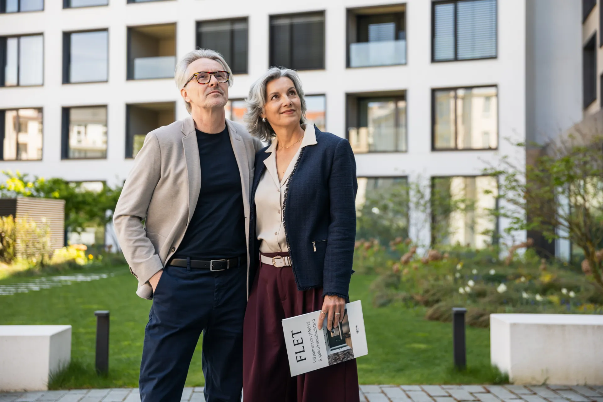 Spokojení investoři před developerským projektem