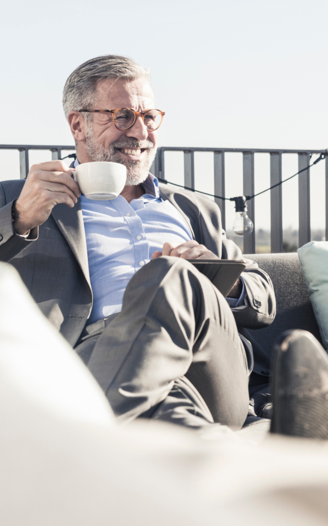 spokojený investor s kávou na terase